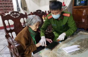             Công an huyện Can Lộc đến tận nhà cấp CMND cho công dân  